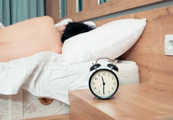 Reloj despertador y la mujer —  Fotos de Stock