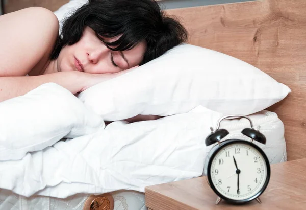 Reloj despertador y la mujer — Foto de Stock