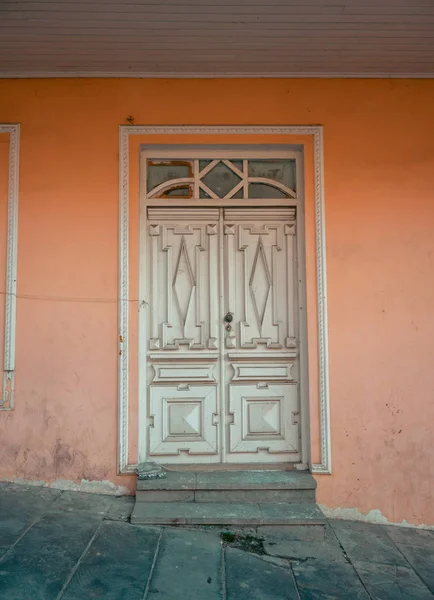 Старые двери в городе Сигнаги. Грузия — стоковое фото