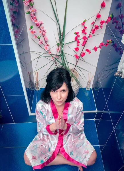 Uma mulher na casa de banho. Reza. Estilo gueixa — Fotografia de Stock