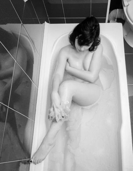 Kobieta relaksująca się w nowoczesnej wannie — Zdjęcie stockowe