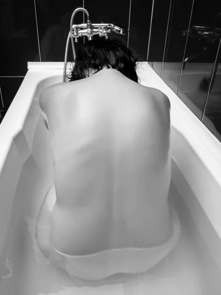 Depressive Frau im Badezimmer — Stockfoto