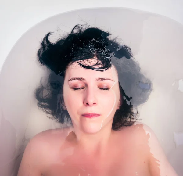 Femme relaxante dans un bain moderne — Photo