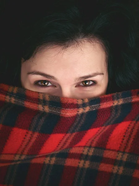 Μελαχρινή γυναίκα κάτω από την κουβέρτα — Φωτογραφία Αρχείου