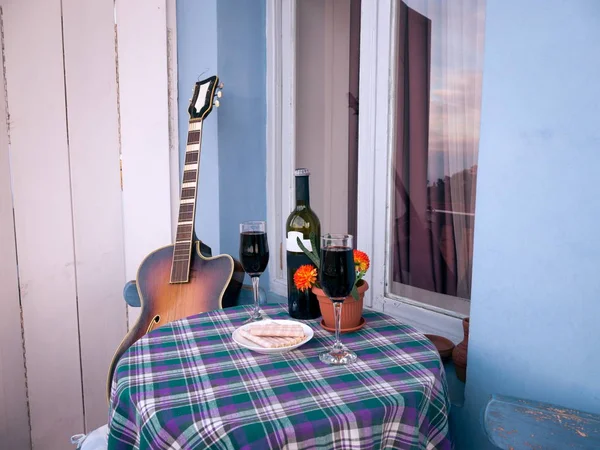 Стаканы вина на балконе — стоковое фото