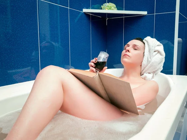 Détente dans la salle de bain avec du vin — Photo