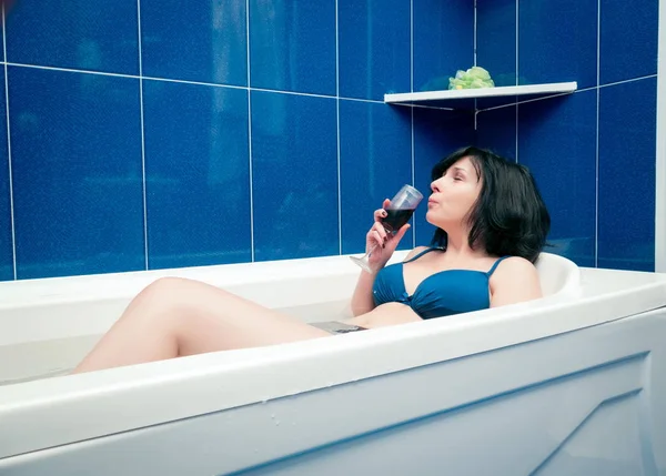 Relaxing in the bathroom with wine — Stock Photo, Image