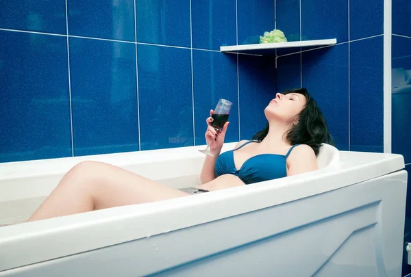 Relaxing in the bathroom with wine — Stock Photo, Image
