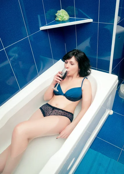 Détente dans la salle de bain avec du vin — Photo