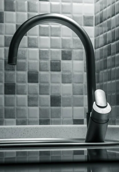 Moderne Wasserhähne in der Küche — Stockfoto