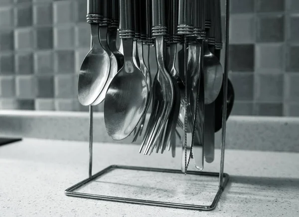 Evőeszközökkel felszerelt modern konyha — Stock Fotó