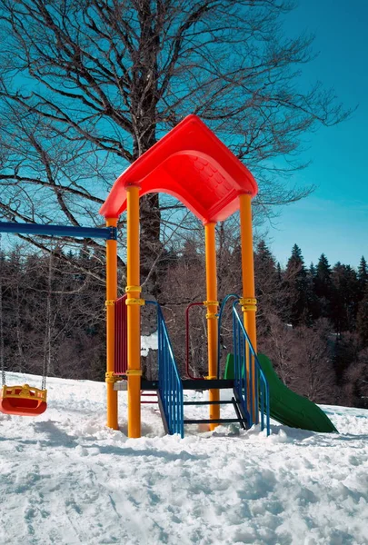 Aire de jeux pour enfants dans la neige — Photo