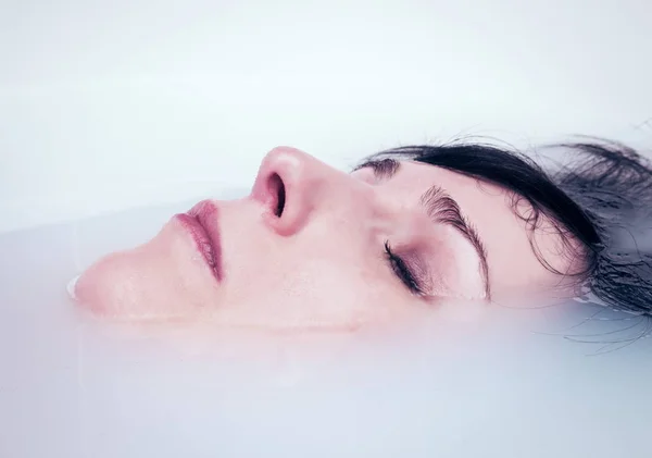 Женщина расслабляется в современной ванной — стоковое фото