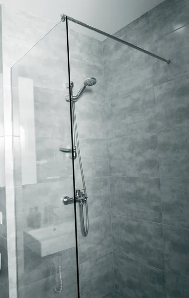 Сучасний душ крупним планом. Ванна кімната — стокове фото