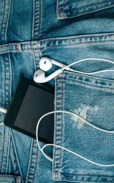 Telefon w kieszeni jeansów — Zdjęcie stockowe