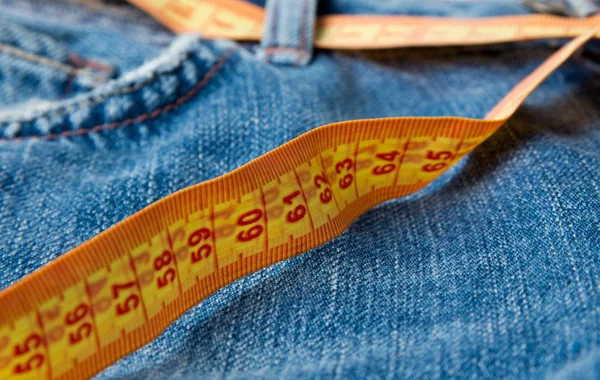 Primo piano del contatore sui jeans — Foto Stock