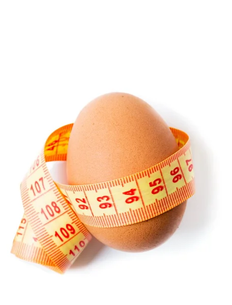 白にダイエットメーターを持つ卵 — ストック写真