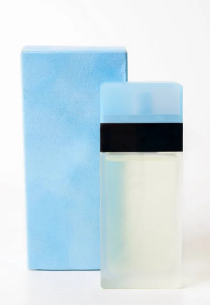 Frasco de perfume azul close-up — Fotografia de Stock