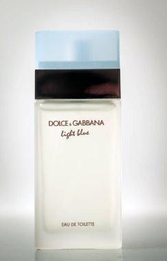 Tiflis, Gürcistan -4 Nisan 2019: Dolce & Gabbana Light Blue parfüm şişesi