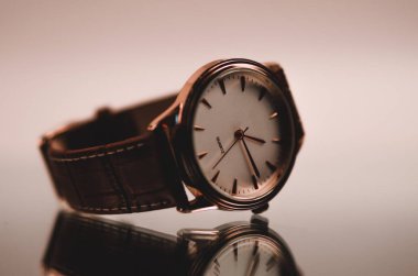 Koyu renk bilek saati.