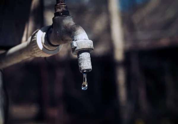 Old tap outdoors with the water drops — Stock Photo, Image