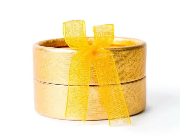 Caja de regalo amarilla en blanco — Foto de Stock