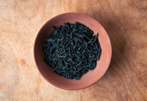Frunzele de ceai uscat în castron — Fotografie, imagine de stoc