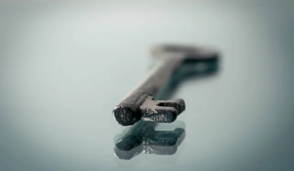 Vecchie chiavi di ferro sul tavolo — Foto Stock