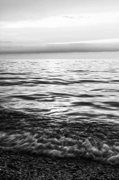 Αφηρημένο θαλασσινό νερό το βράδυ σε μαύρο και άσπρο — Φωτογραφία Αρχείου