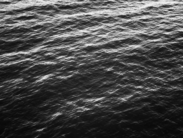 黒と白の夕方の抽象的な海水 — ストック写真