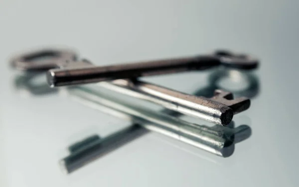 Старые железные ключи на столе — стоковое фото