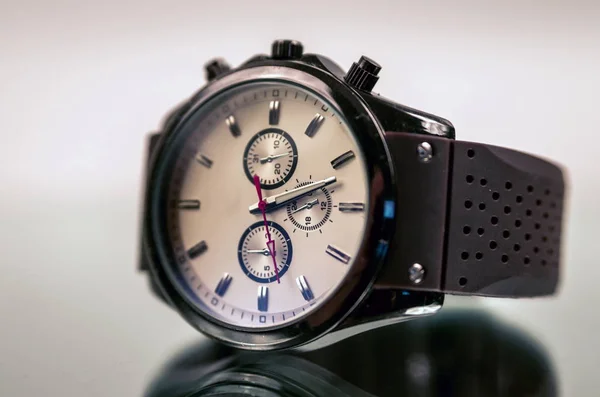 Elegantní náramkové hodinky detailní up na tmavé — Stock fotografie