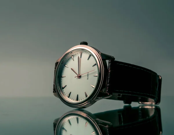 Elegante relógio de pulso close-up no escuro — Fotografia de Stock