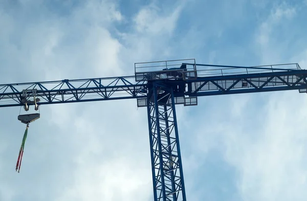 Gru industriale dettagli sul cielo — Foto Stock