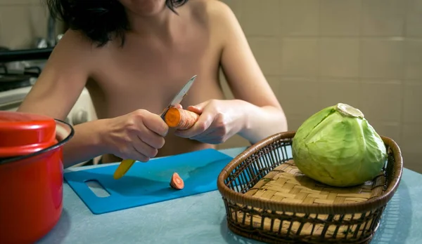 Femme nue dans la cuisine et les légumes — Photo