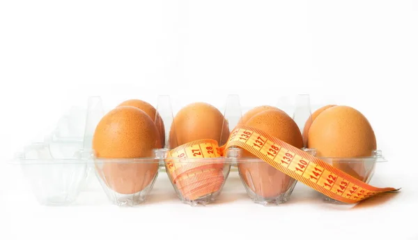 Uova con il misuratore di dieta sul bianco — Foto Stock
