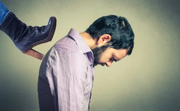 Bota femenina sobre la cabeza del hombre. Violencia — Foto de Stock