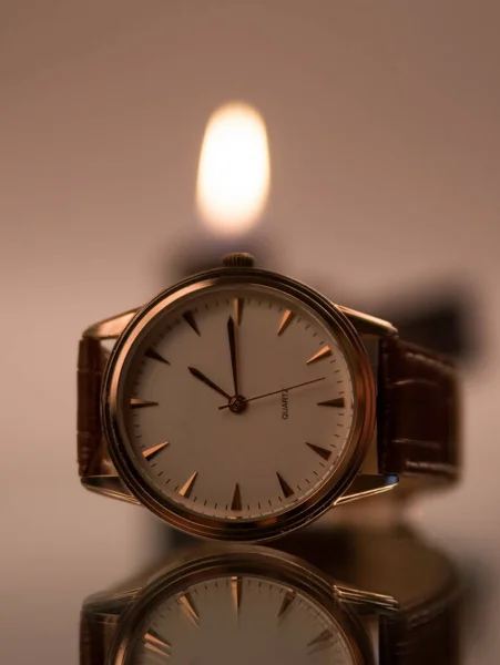 Элегантные наручные часы крупным планом в темноте — стоковое фото