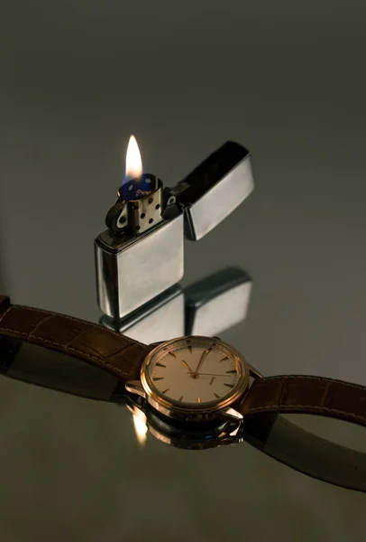 Elegante primer plano del reloj de pulsera en la oscuridad — Foto de Stock