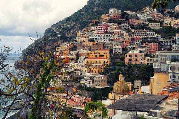 Reizen in Italië. Amalfi kust met de zee — Stockfoto