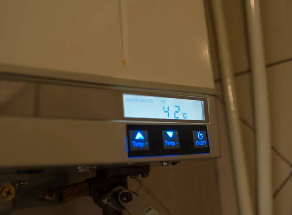 Nahaufnahme der Gas-Warmwasserbereiter zu Hause — Stockfoto