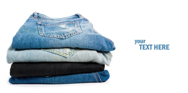 Jeans empilhar no branco — Fotografia de Stock