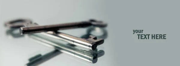 Old iron keys on the table — Stock Photo, Image