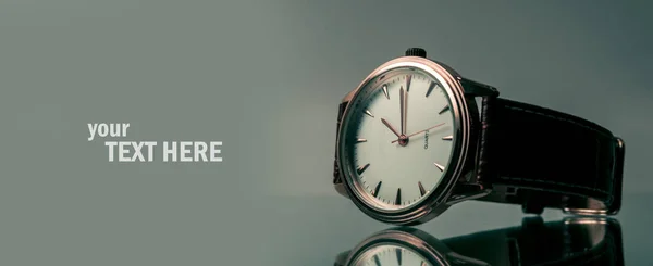 Elegancki zegarek na rękę zbliżenie na ciemno — Zdjęcie stockowe