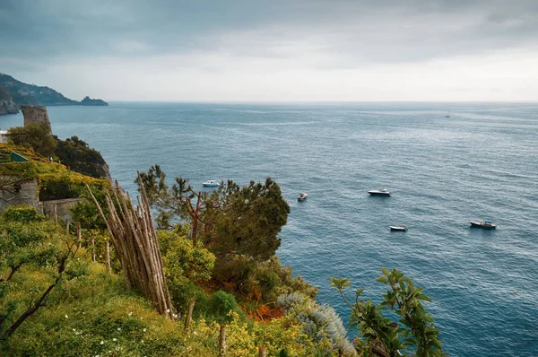 Reizen in Italië. Amalfi kust met de zee — Stockfoto