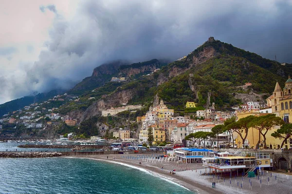 Reizen in Italië. Amalfi kust met de zee — Stockfoto