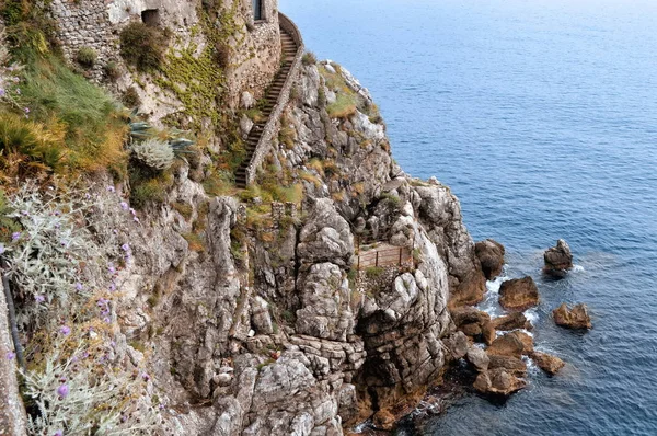 Reizen in Italië. Amalfi kust met de zee — Stockfoto