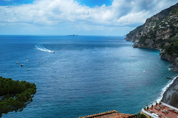 Reizen in Italië. Amalfi kust met de zee — Stockfoto