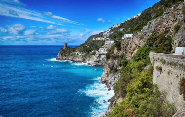 Reizen in Italië. Amalfi kust met de zee — Stockfoto