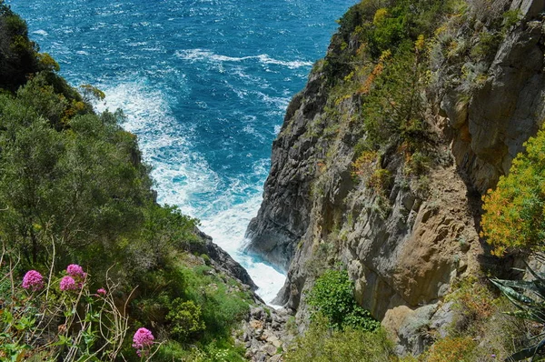 Resa i Italien. Amalfikusten med havet — Stockfoto